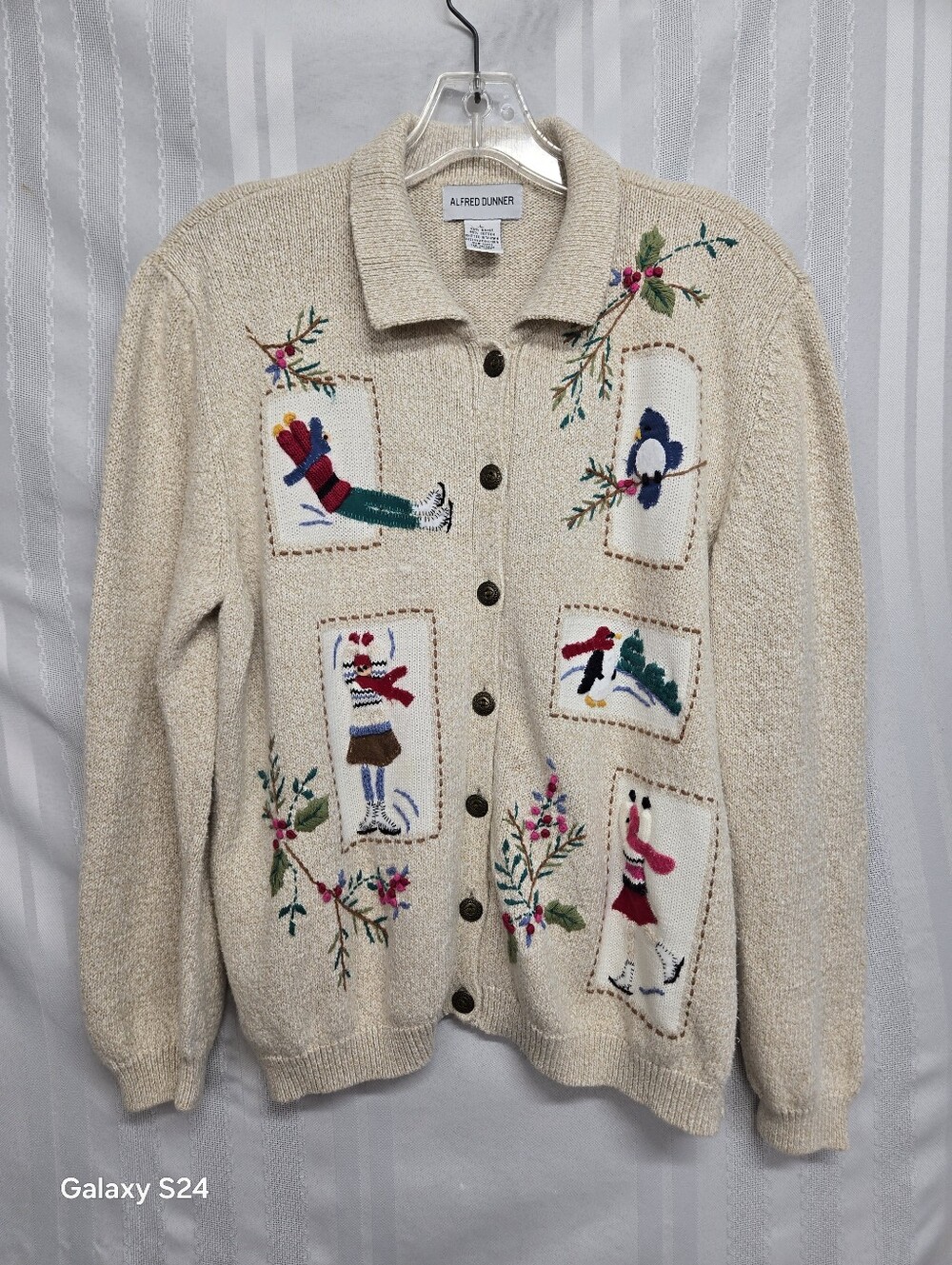 Alfred Dunner women L Beige Winter Cardigan Holiday Skaters Penguin